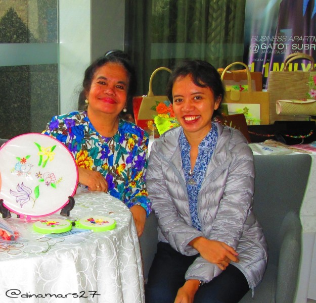 mengobrol dengan Ibu Salfrida Nasution, istri mendiang sastrawan Ramadhan KH, yang aktif dalam mempromosikan budaya Indonesia di luar negeri melalui sulam-menyulam. (foto: dokumen pribadi)