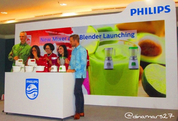 Peluncuran Blender dan Mixer Terbaru dari Philips Indonesia bersama di antaranya Bapak Jasper Westerink (General Manager, batik hijau) dan Ibu Sisca Suwitomo (foto: dok.pribadi)