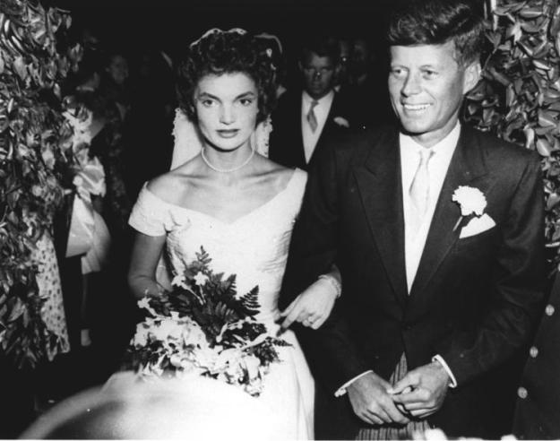 Jacqueline Bouvier atau Jacky bertemu dengan John Kennedy saat masih menjadi juru foto di Washington Herald. Foto di atas adalah pernikahan mereka di Rhode Island, AS, tahun 1953. (foto sumber: New York Daily News)