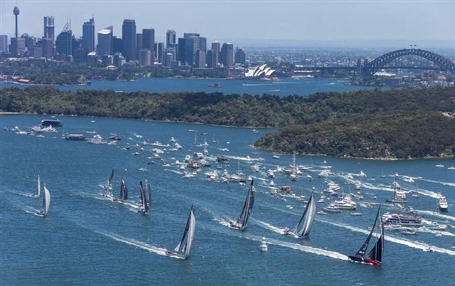 Sydney Hobart yacht race, perlombaan perahu selancar yang dilakukan setiap malam tahun baru, berangkat dari Sydney Harbour menuju kota Hobart di Tasmania. (foto sumber: sail-world.com)